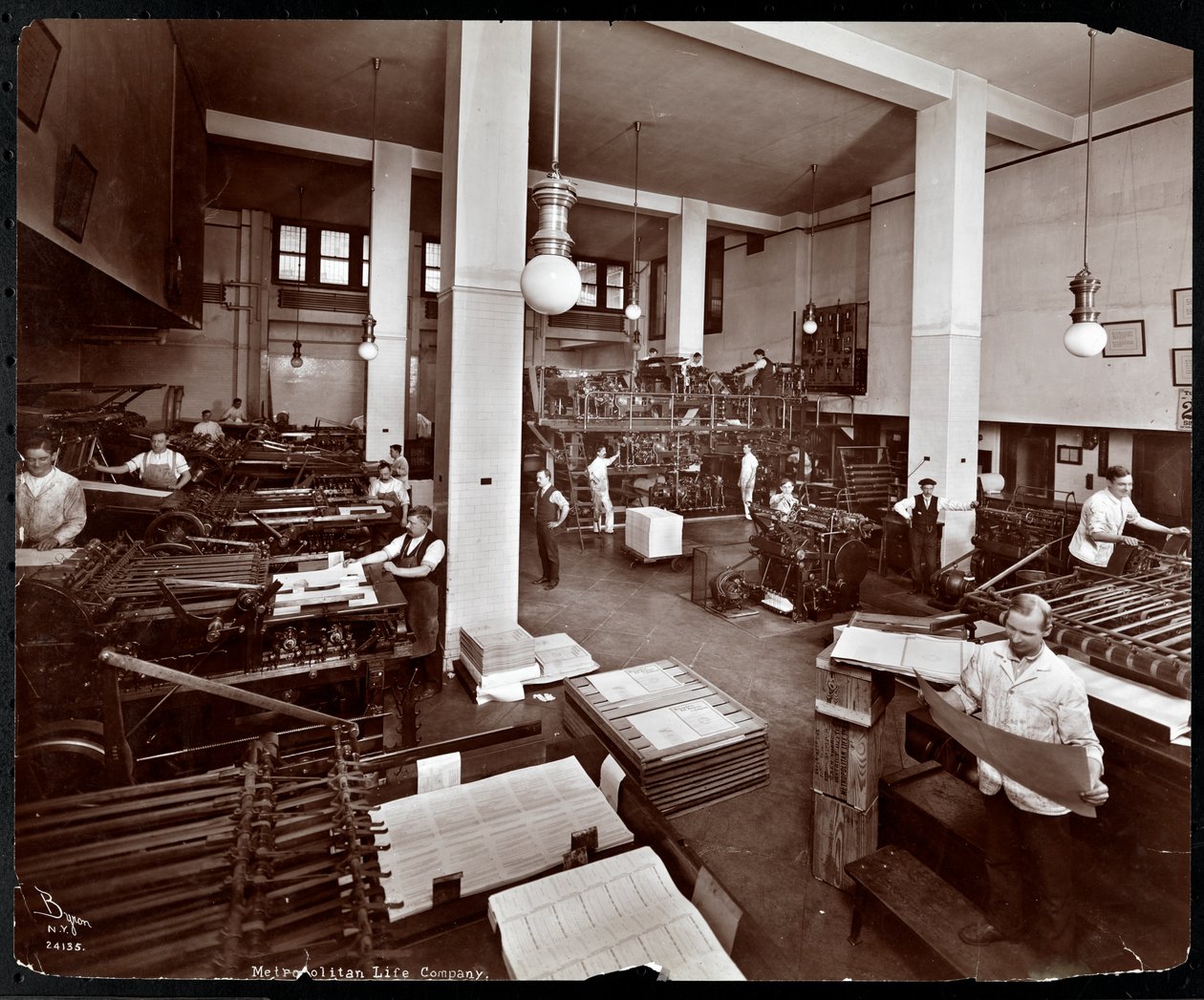Homens trabalhando na gráfica da Metropolitan Life Insurance Co. na 23rd Street e Madison Avenue, Nova York, 1907 (impressão em gelatina de prata) de Byron Company