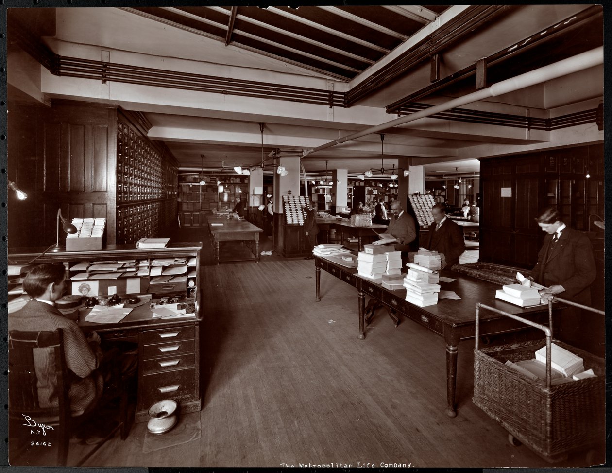 Homens trabalhando no que parece ser uma sala de classificação no Metropolitan Life Insurance Co. na 23rd Street e Madison Avenue, Nova York, 1907 (impressão em gelatina de prata) de Byron Company