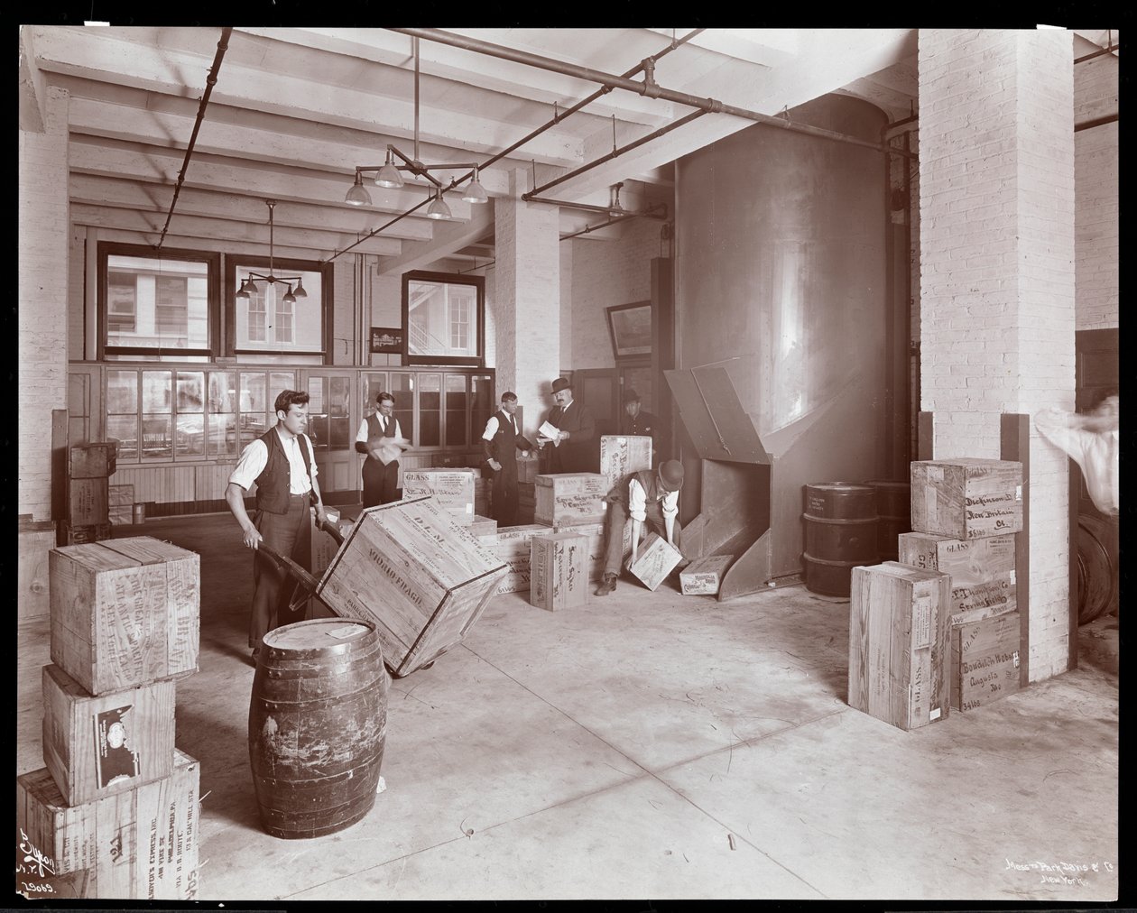 Homens trabalhando com caixas no departamento de expedição de Parke, Davis und Co., químicos, Hudson und Vestry Streets, Nova York, 1910 (impressão em gelatina de prata) de Byron Company