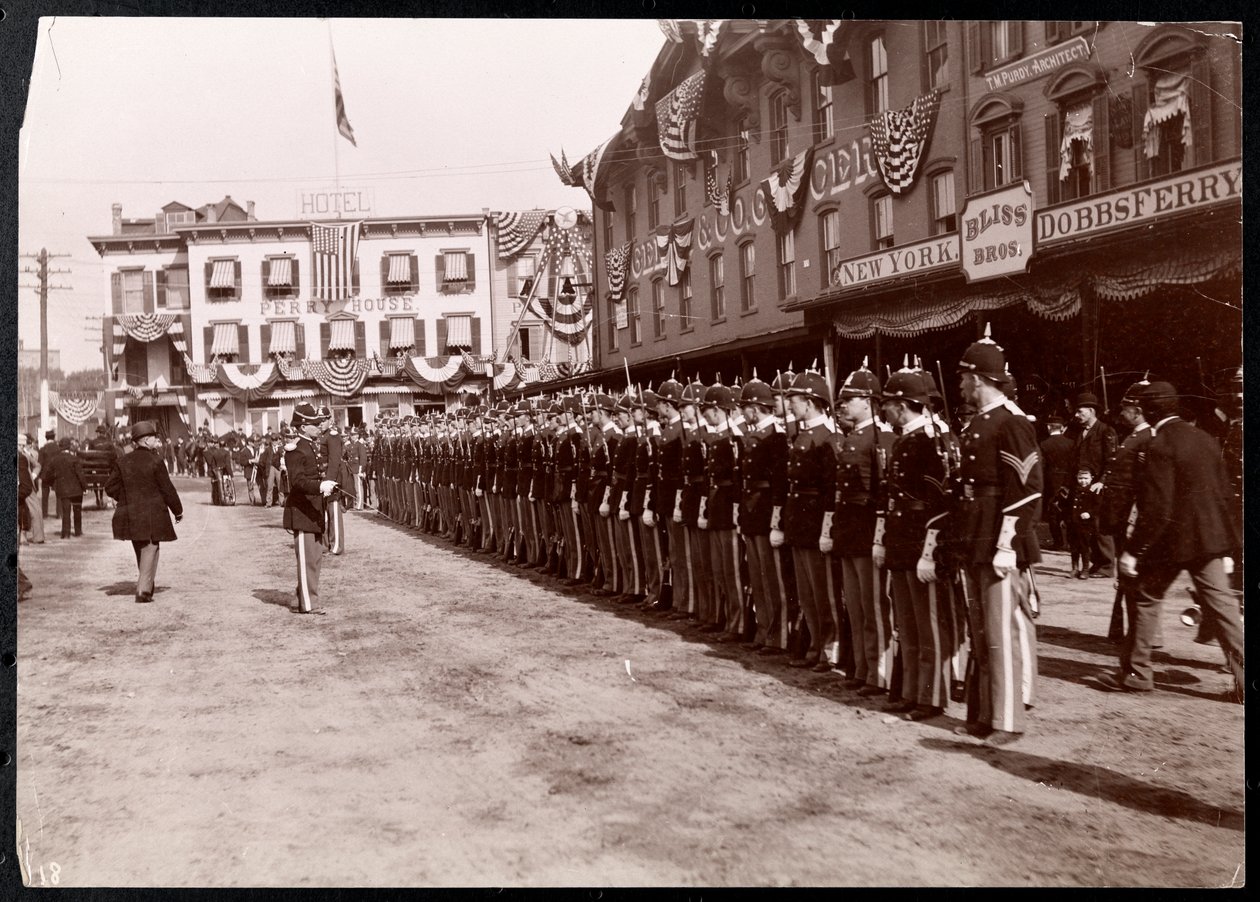 Programação militar na rua em Dobbs Ferry, Nova York, 1898 (impressão de gelatina de prata) de Byron Company