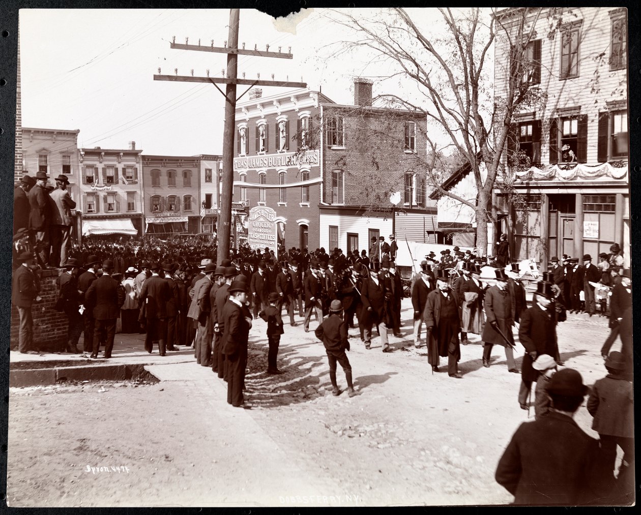 Parada militar com homens uniformizados em cartolas em Dobbs Ferry, Nova York, 1898 (impressão de gelatina de prata) de Byron Company