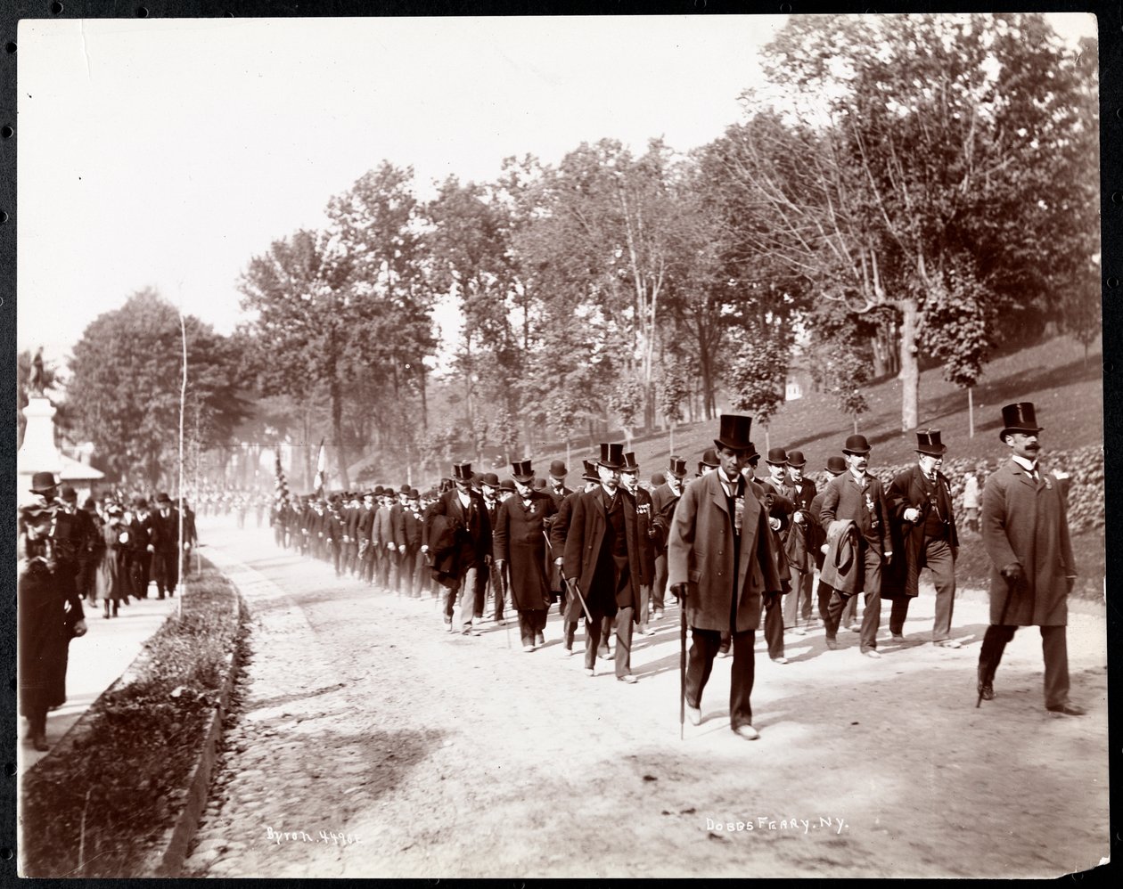 Parada militar com homens uniformizados em cartolas em Dobbs Ferry, Nova York, 1898 (impressão de gelatina de prata) de Byron Company