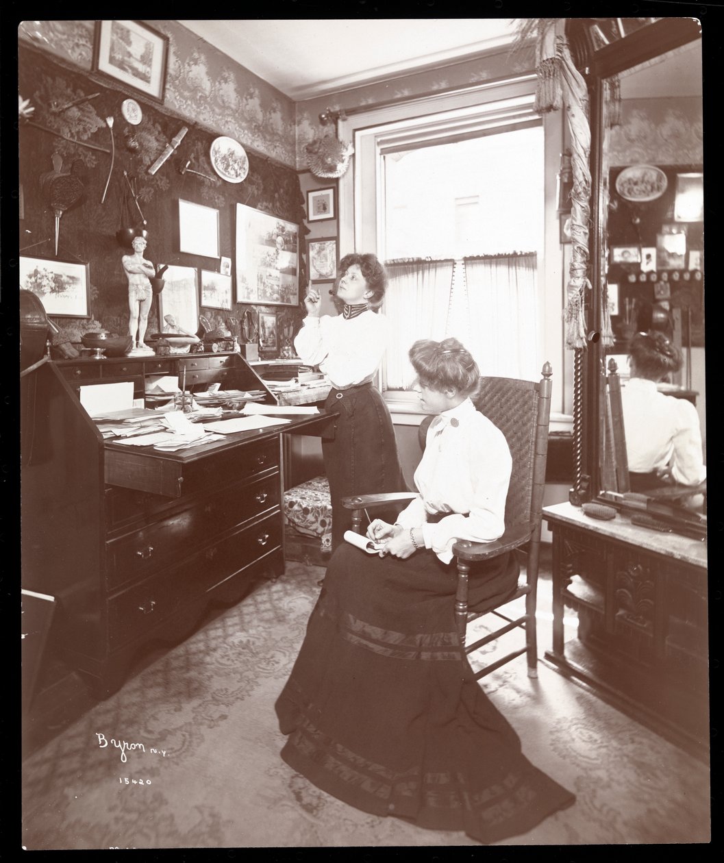 Miss Margaret Mayo e amiga, 1903 (impressão em gelatina de prata) de Byron Company