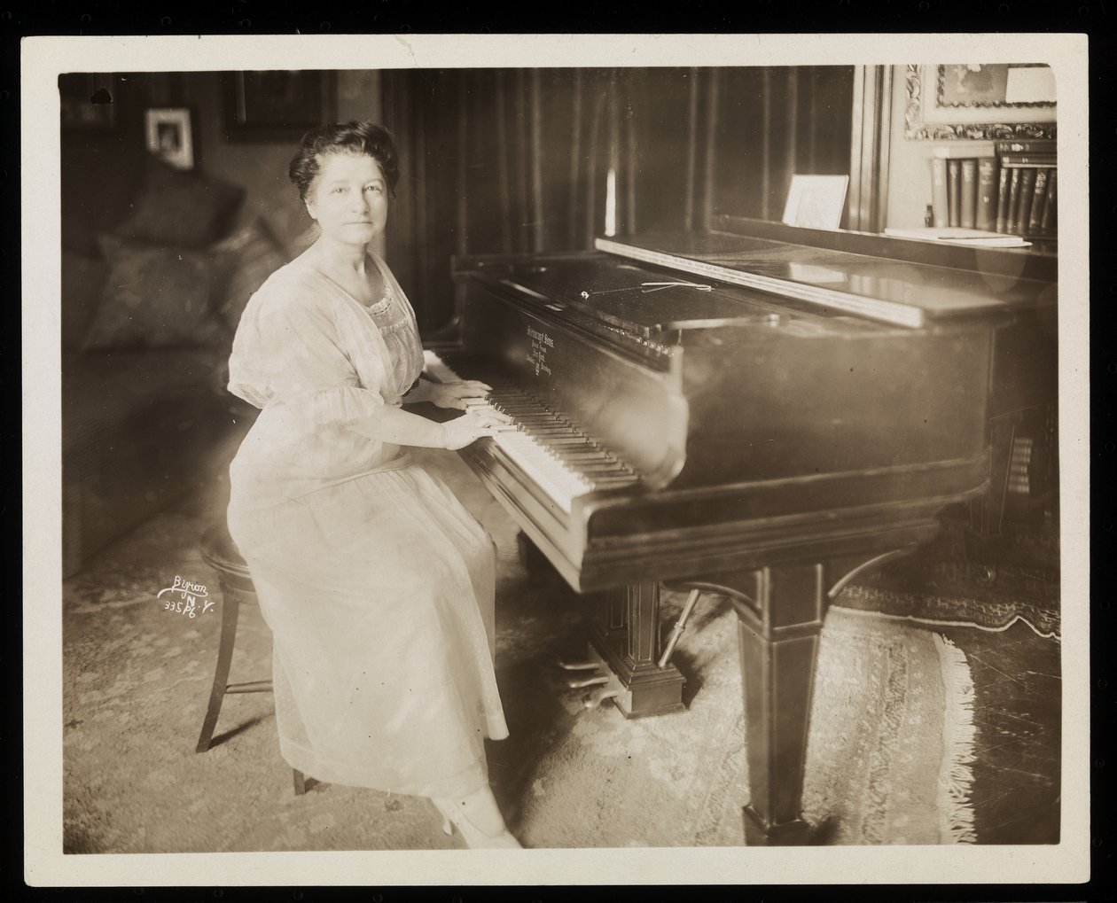 Miss Murray Louise Todd, 1915-6 (impressão em gelatina prateada) de Byron Company
