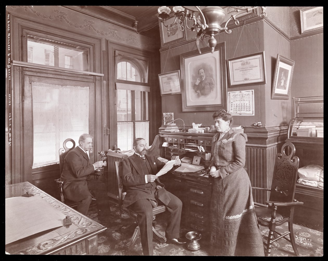 Sr. e Sra. Maillard e Sr. Davitt em um escritório da Maillard&39;s Chocolate Factory, 1902 (impressão em gelatina de prata) de Byron Company