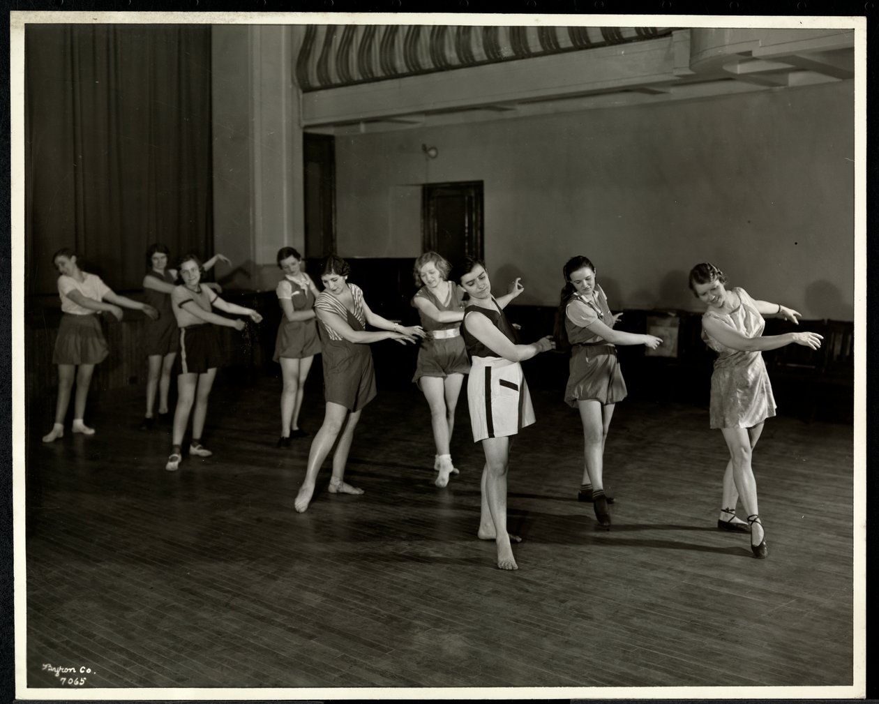 Sra. Dean e oito dançarinas no ginásio da New York Association for the Blind, 111 East 59th Street, Nova York, 1935 (impressão em gelatina de prata) de Byron Company