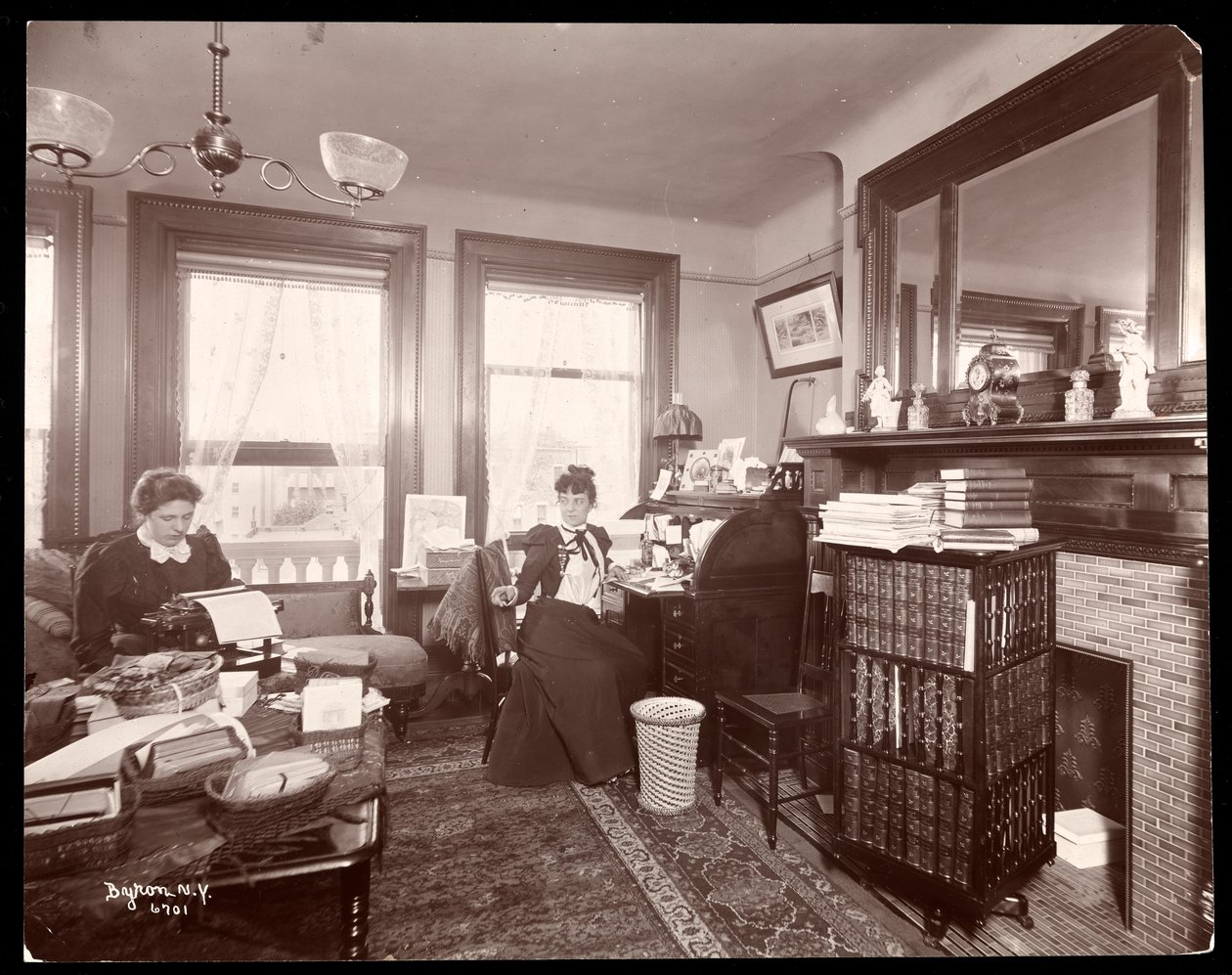 Sra. Florence Clinton Sutro e um datilógrafo em sua casa em 320 West 102nd Street, Nova York, 1899 (impressão em gelatina de prata) de Byron Company