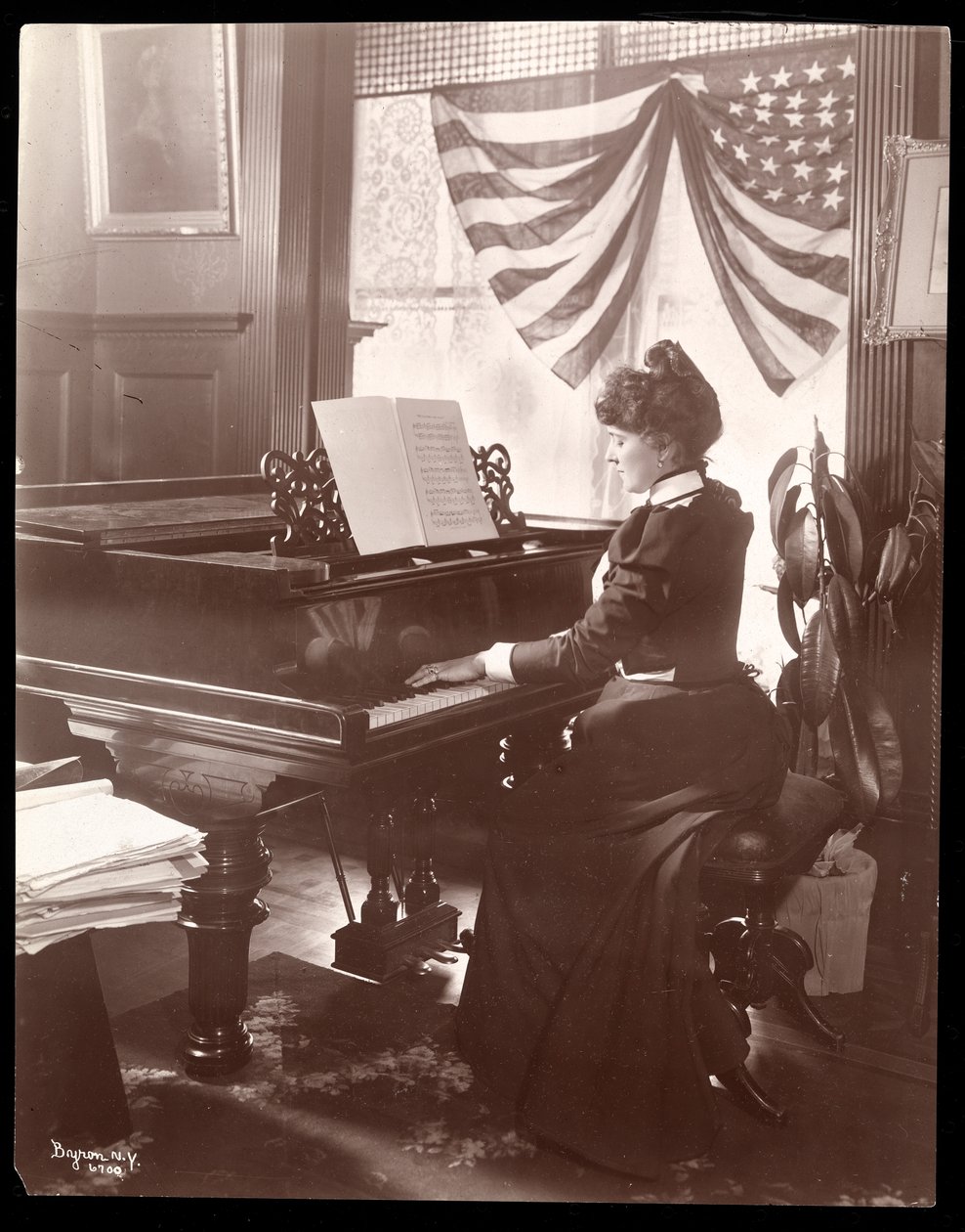 Sra. Florence Clinton Sutro tocando piano em sua casa em 320 West 102nd Street, Nova York, 1899 (impressão em gelatina de prata) de Byron Company