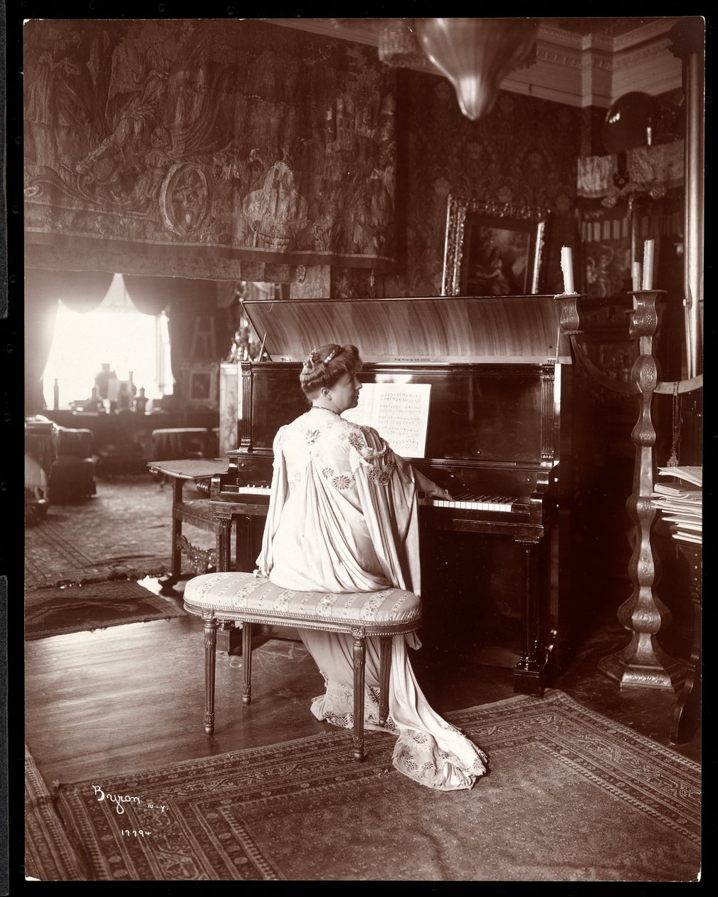 Sra. IM Clark no piano, 1904 (impressão em gelatina de prata) de Byron Company