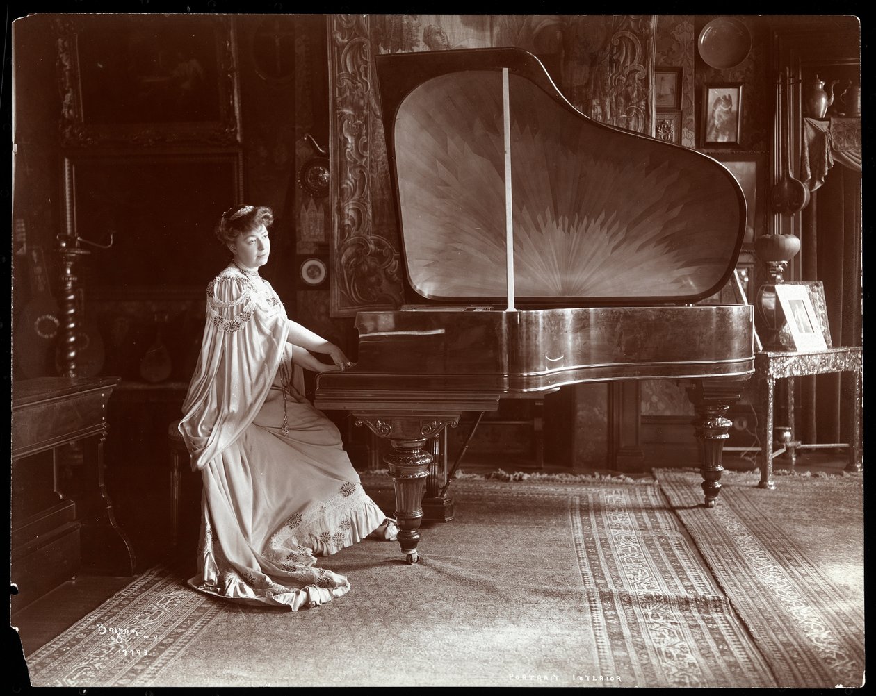 Sra. IM Clark sentada em um piano de cauda de 1904 (impressão em gelatina de prata) de Byron Company