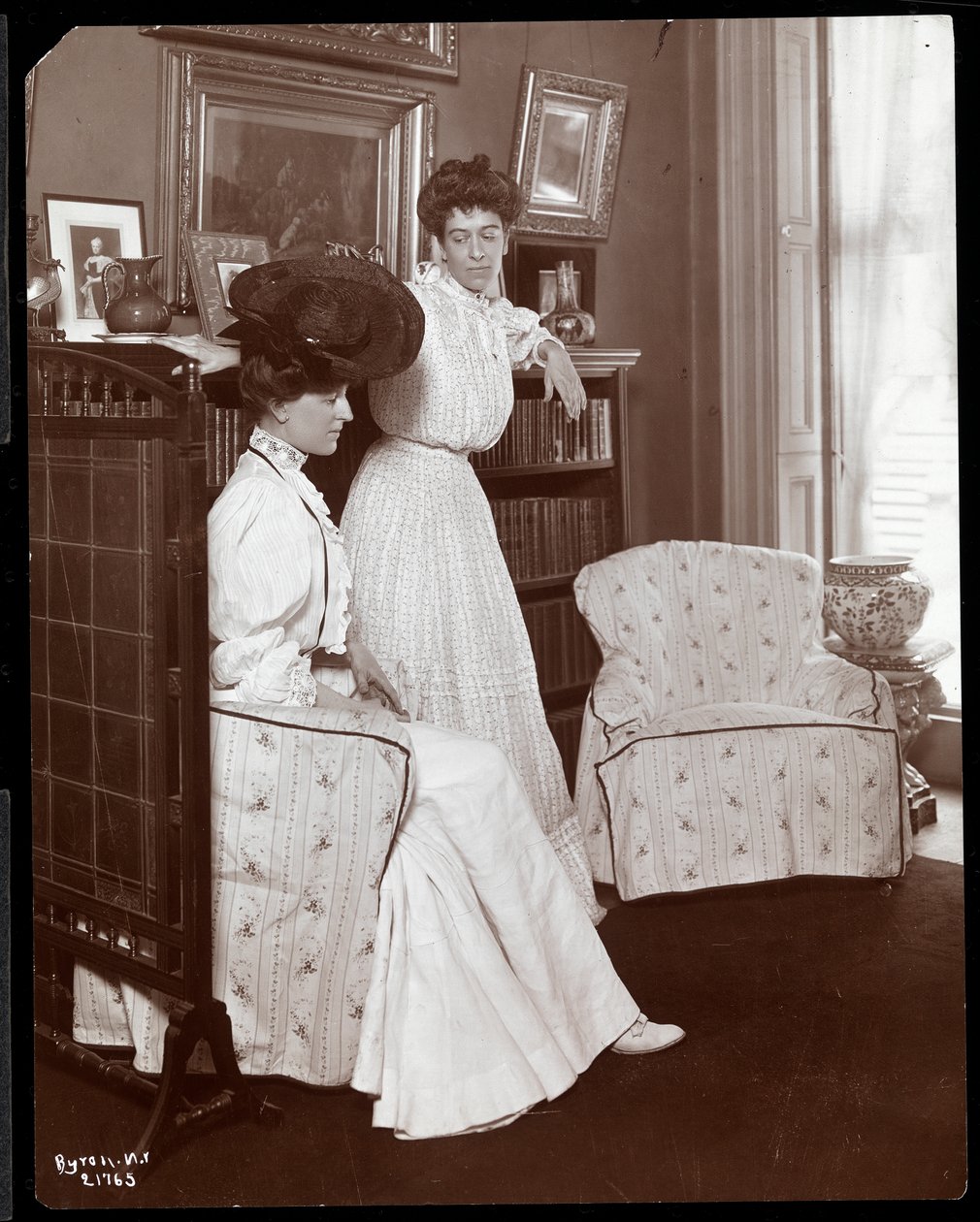 Sra. K. Duer, sentada, com uma filha, Nova York, 1906 (impressão em gelatina de prata) de Byron Company