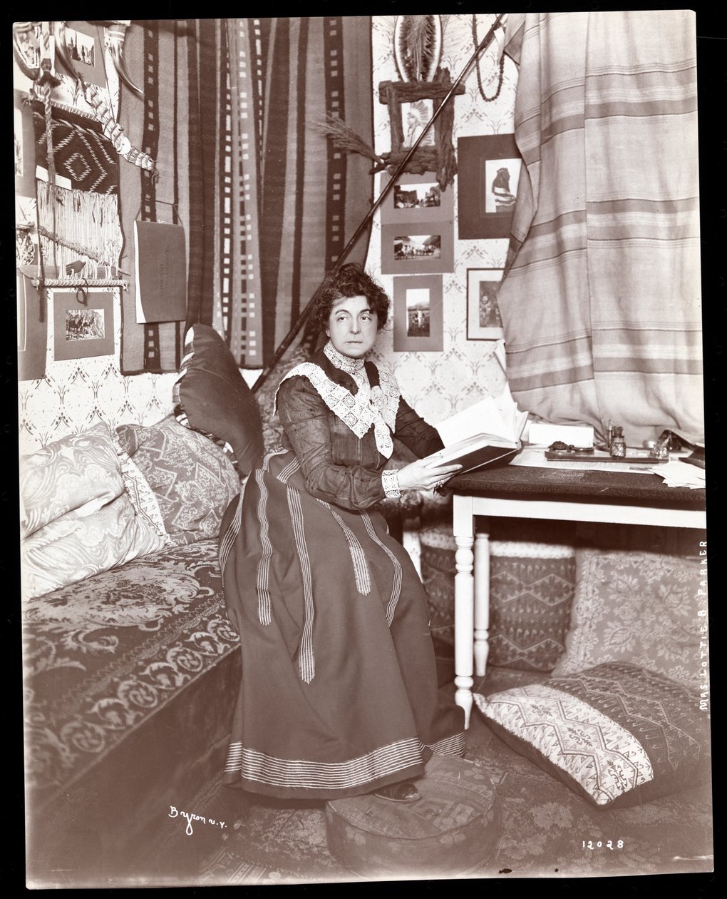Sra. Lottie B. Parker, 1901 (impressão em gelatina de prata) de Byron Company