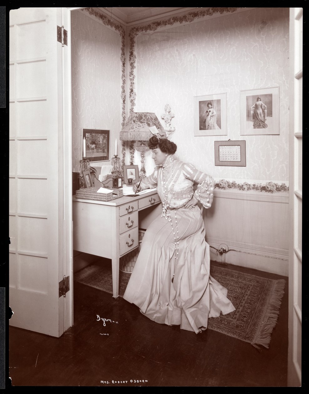 Sra. Robert Osborn, 1902 (impressão em gelatina de prata) de Byron Company