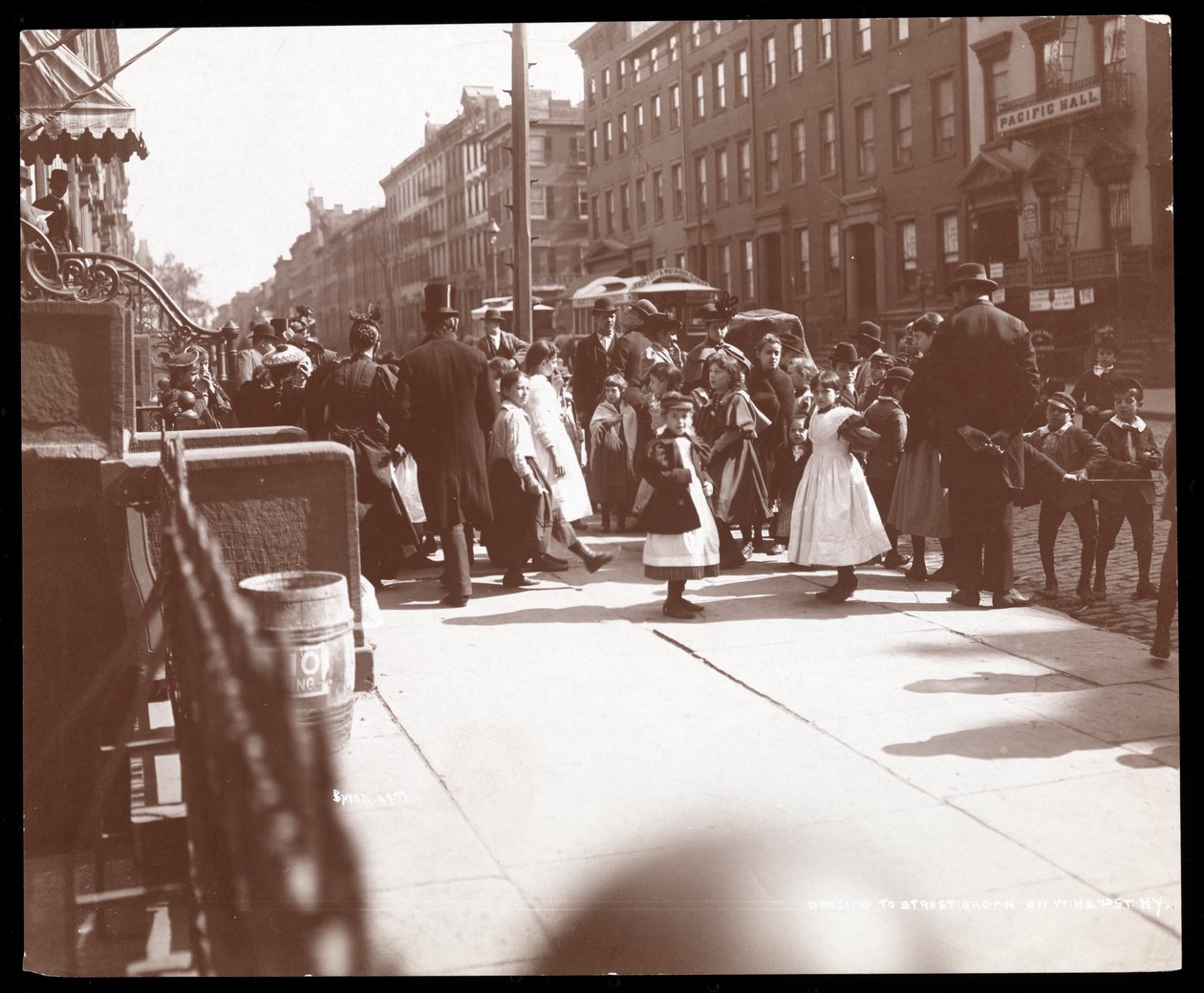Cena de rua de Nova York, 1898 (impressão de gelatina de prata) de Byron Company