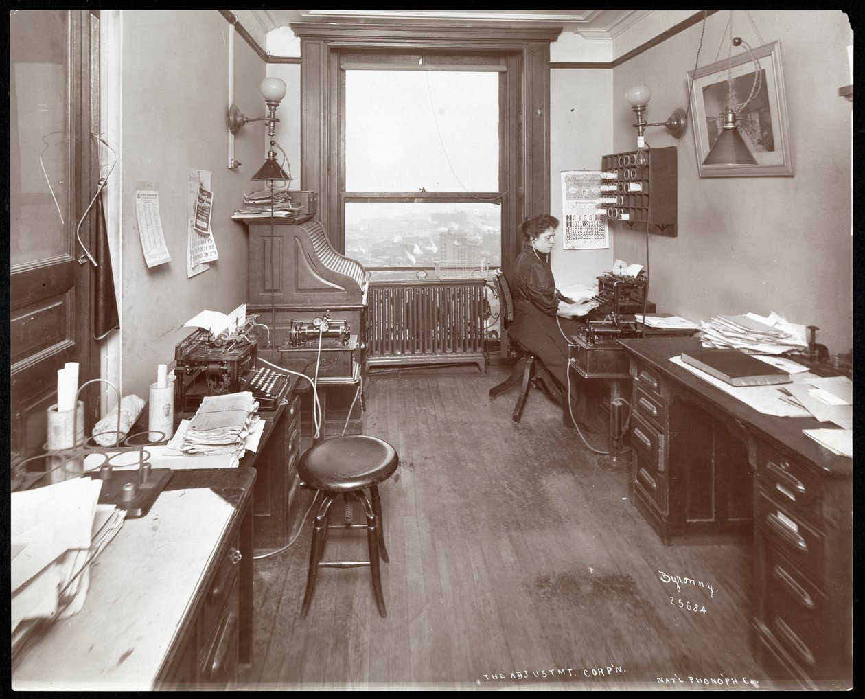 Escritório do National Phonograph Co. com mulher na máquina de escrever, Nova York, 1898 (impressão de gelatina de prata) de Byron Company