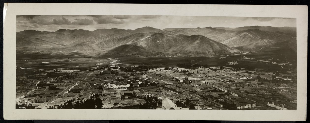 Vista panorâmica de cima de uma cidade, presumivelmente sobre ou perto do Canal do Panamá com montanhas além de 1913 (impressão em gelatina de prata) de Byron Company