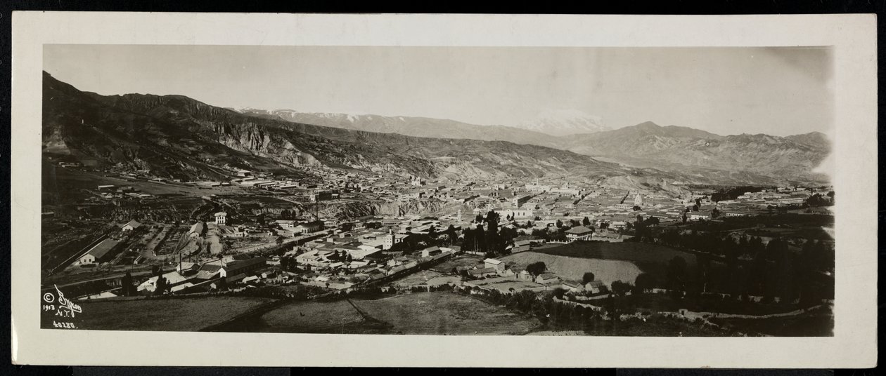 Vista panorâmica de cima de uma cidade, presumivelmente sobre ou perto do Canal do Panamá com montanhas cobertas de neve, 1913 (impressão em gelatina de prata) de Byron Company