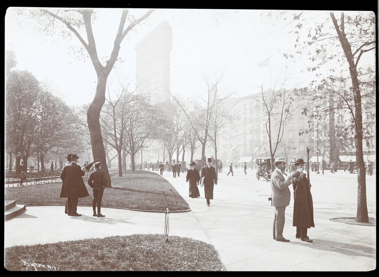 Pedestres na calçada na 5ª Avenida do Madison Square Park, Nova York, c.1893 (impressão de gelatina de prata) de Byron Company