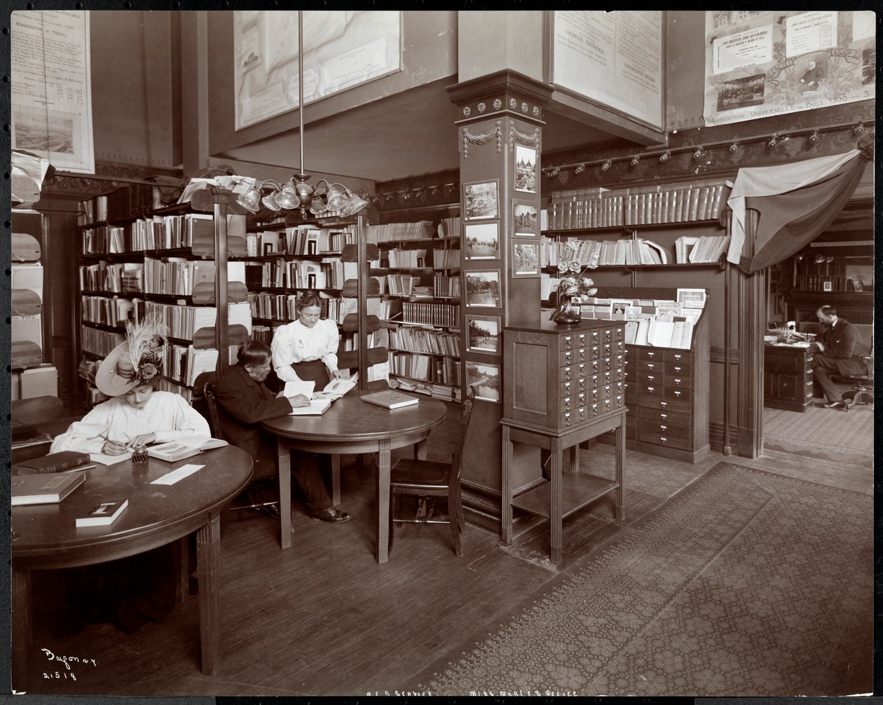 Pessoas na biblioteca (possivelmente no escritório de Miss Noble) no Instituto Americano de Serviço Social, Nova York, 1906 (impressão de gelatina de prata) de Byron Company