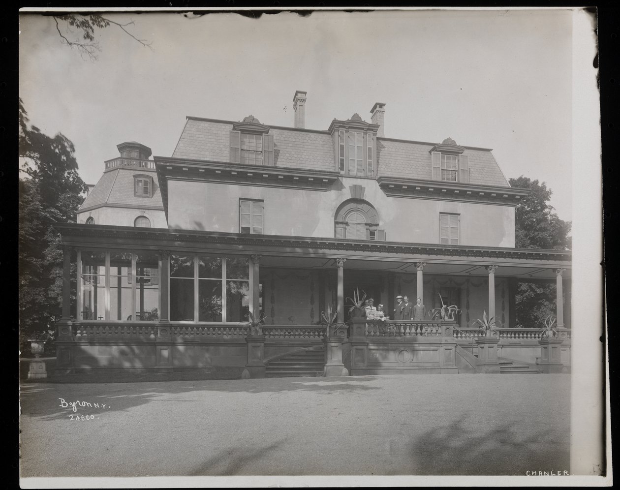 Pessoas de pé na varanda da residência Astor Chanler em Barrytown, Nova York, 1907 (impressão de gelatina de prata) de Byron Company