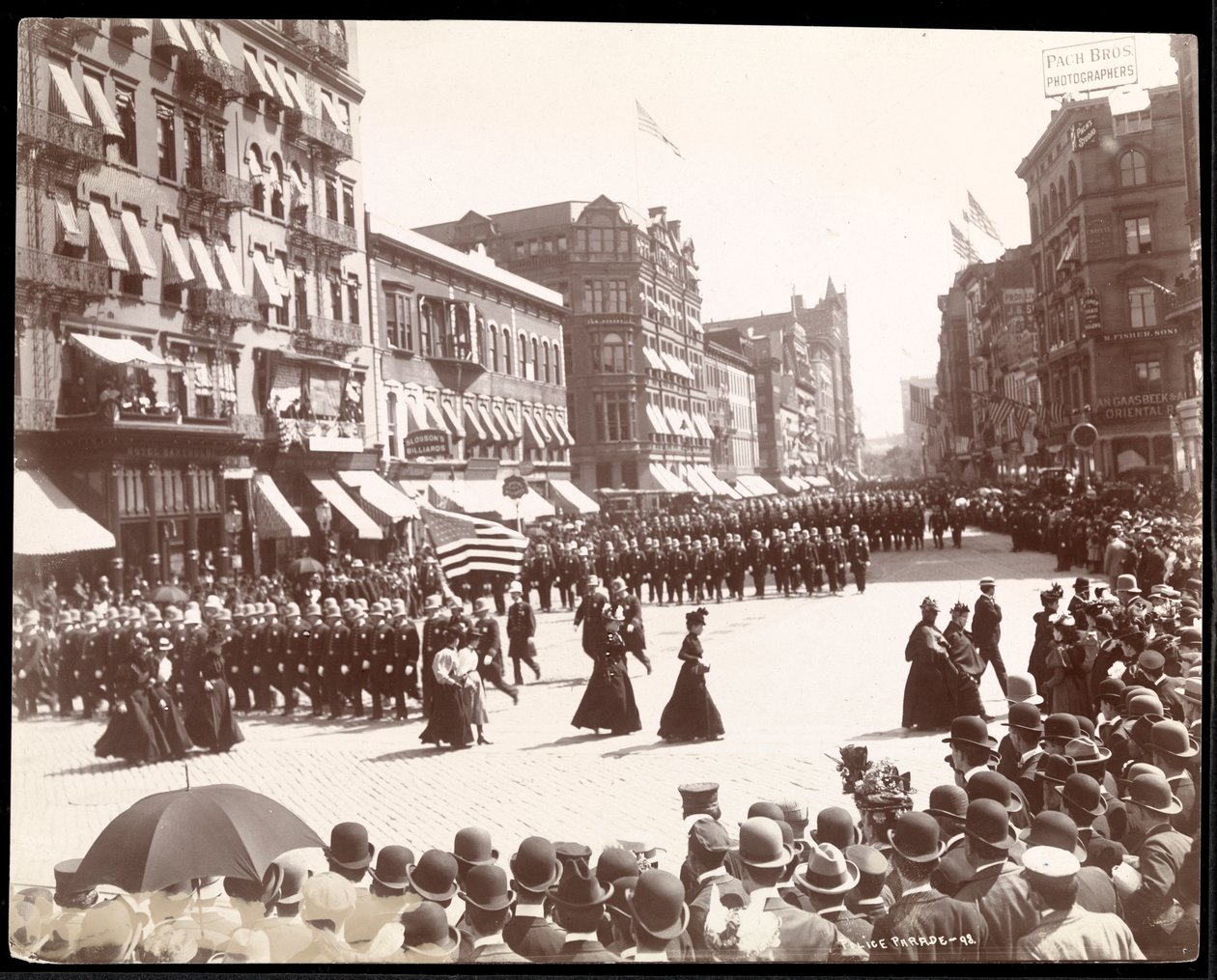 Polícia marchando em uma parada da Polícia de Nova York, Nova York, 1898 (impressão de gelatina de prata) de Byron Company