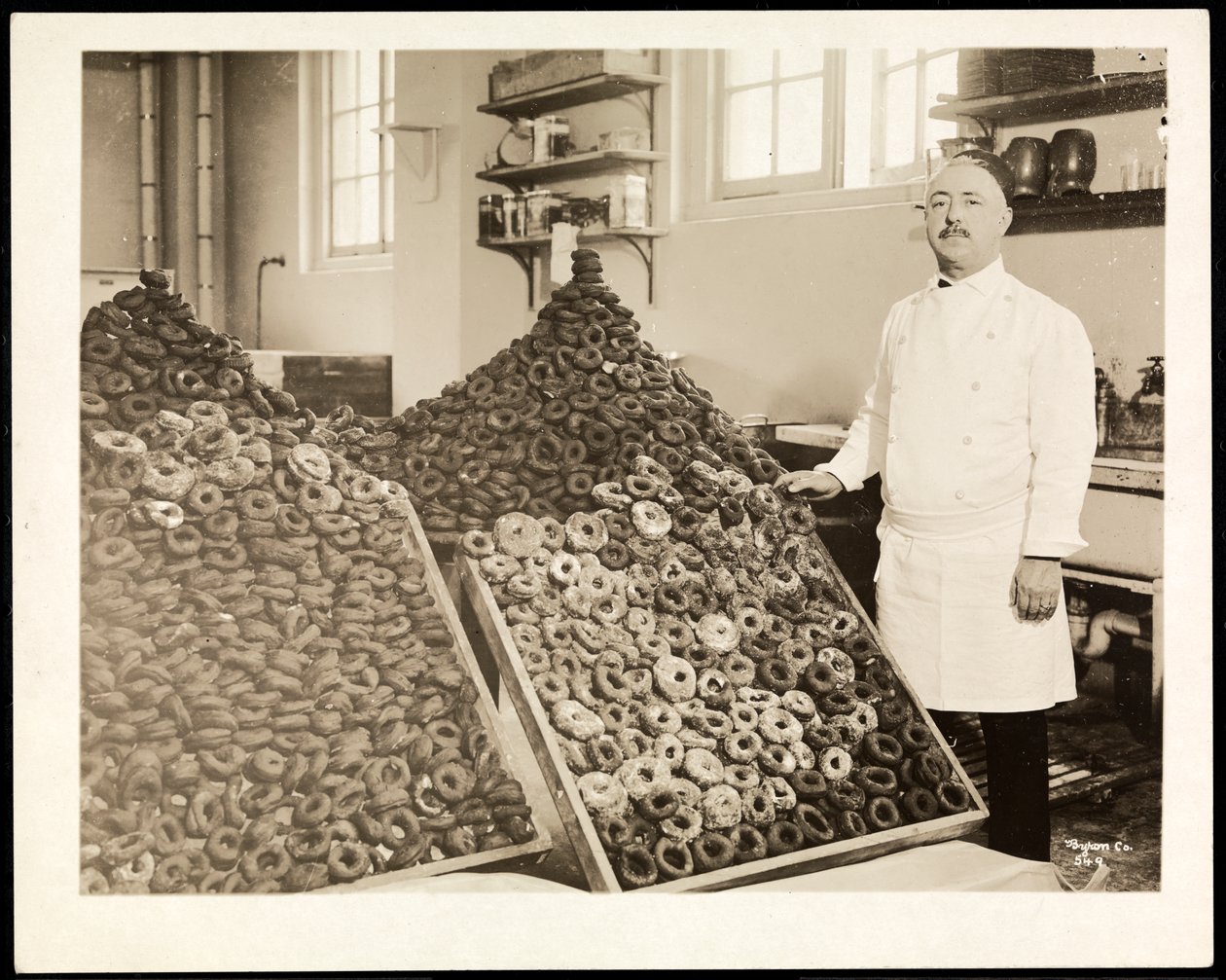 Retrato do Chef Leoni com caixas de donuts para o Exército de Salvação no Hotel Commodore, 1919 (impressão em gelatina de prata) de Byron Company
