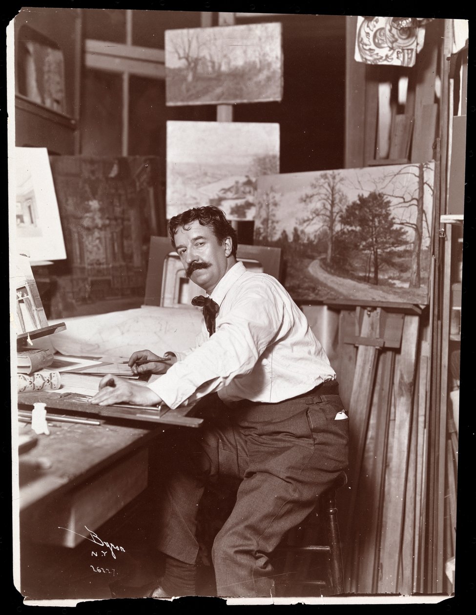 Retrato de Ernest Gross, designer cênica, sentado em seu estúdio em sua mesa de desenho, 1908-9 (impressão em gelatina de prata) de Byron Company