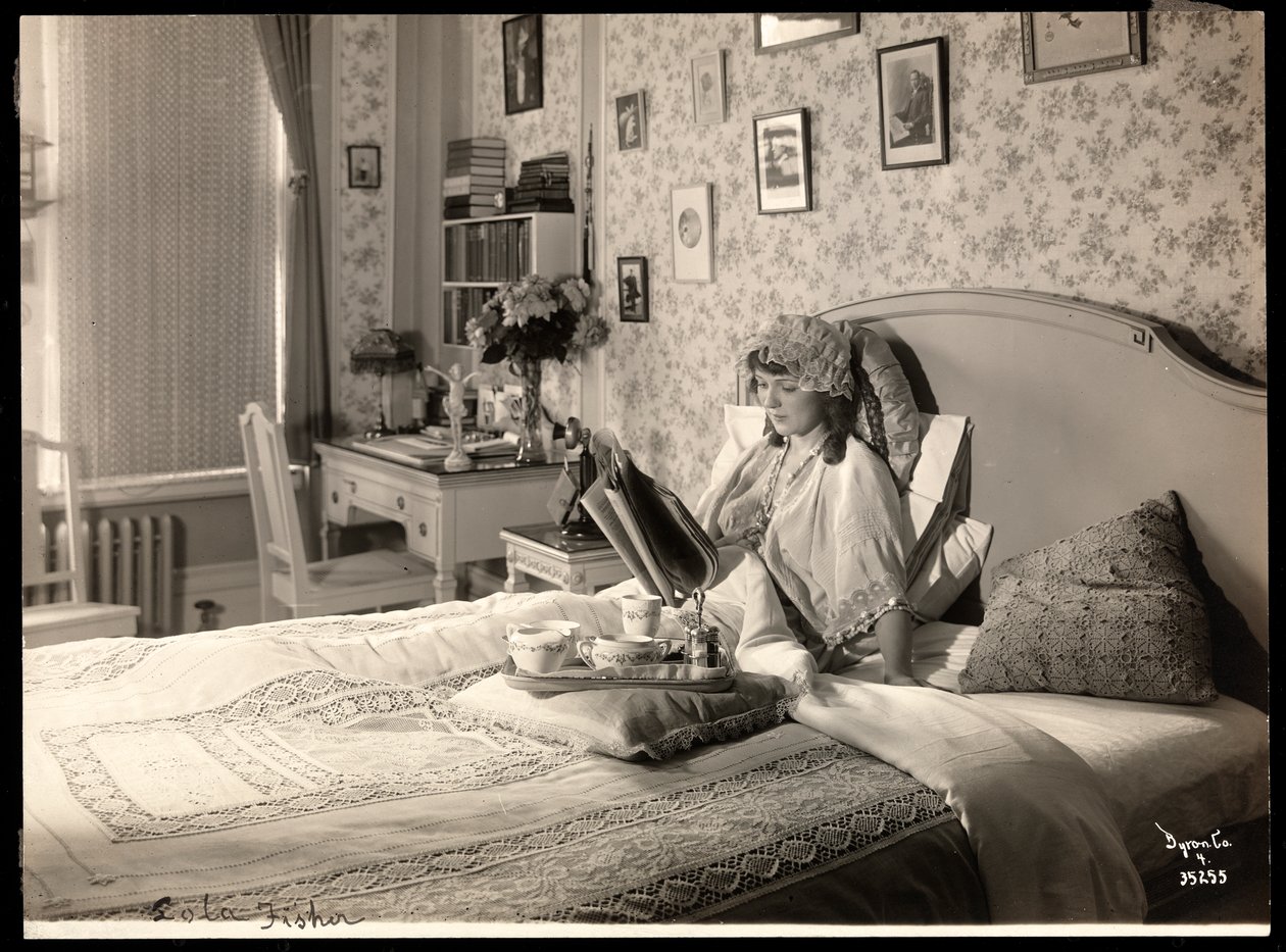 Retrato de Lola Fisher, c.1915 (impressão de gelatina de prata) de Byron Company