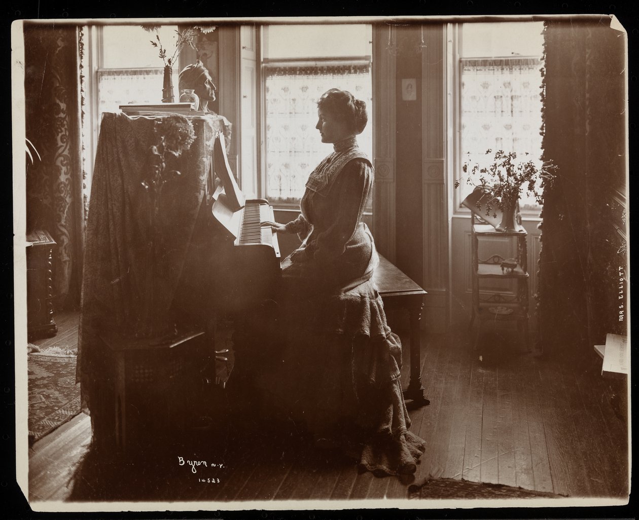 Retrato, de, sra. Elliott, ou, dela, femininas, parente, tocando, piano, 1902, (silver, gelatin, imprime) de Byron Company