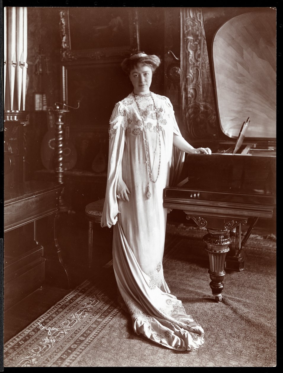 Retrato da Sra. IM Clark em pé junto a um piano, 1904 (impressão em gelatina de prata) de Byron Company