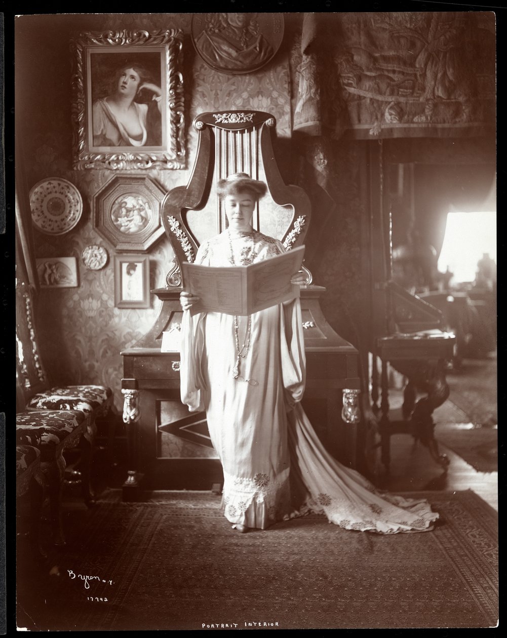 Retrato, de, senhora, im, clark, ficar, com, um livro aberto, 1904, (silver, gelatin, imprime) de Byron Company