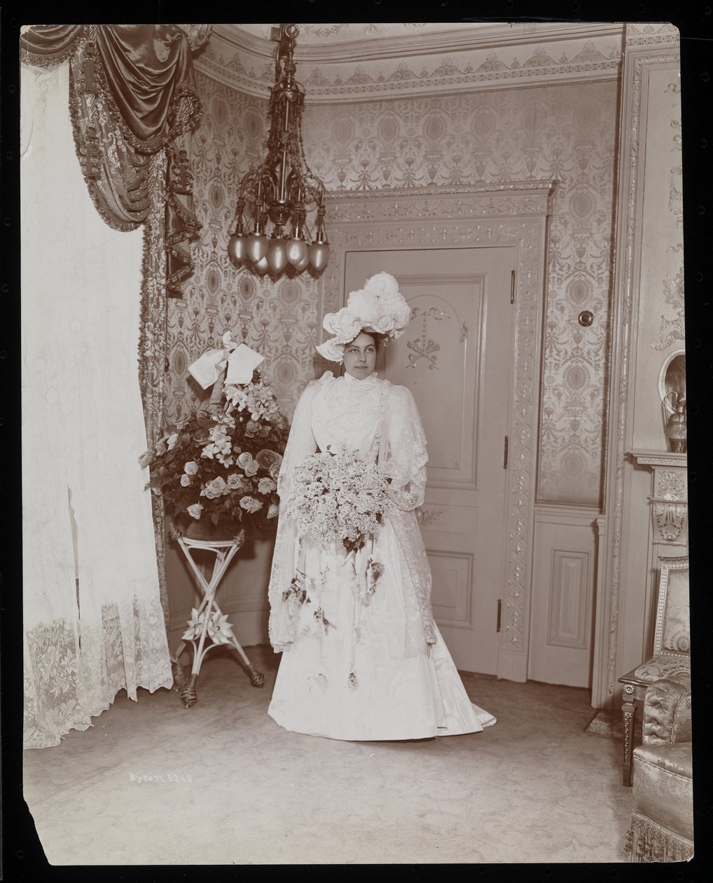 Retrato da Sra. Taylor de &39;Rider and Driver&39; em pé posou em seu vestido de noiva, Nova York, 1896-8 (impressão de gelatina de prata) de Byron Company