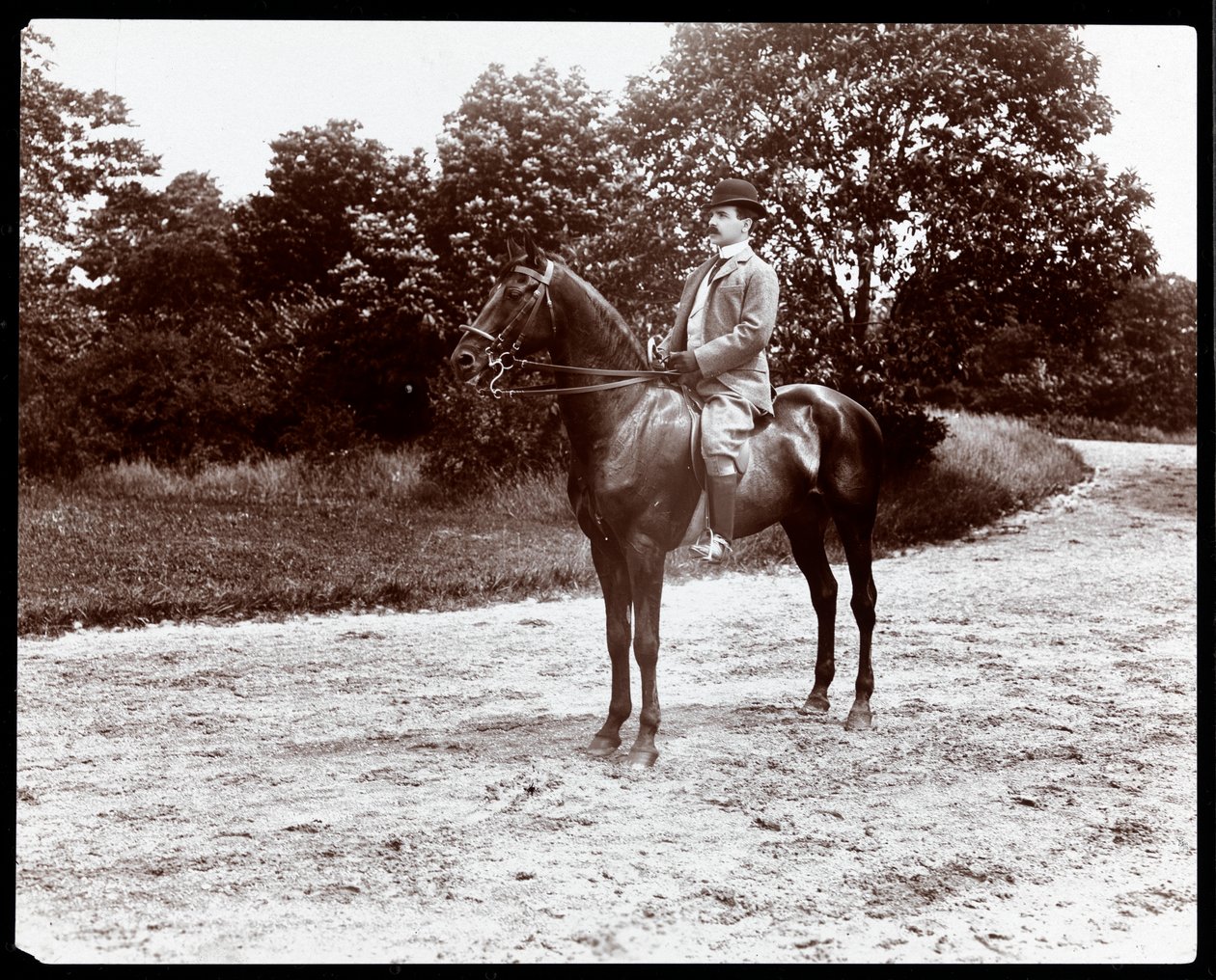 Retrato de Otto Kahn posou em um cavalo no caminho de freio no Central Park, Nova York, 1907 (impressão de gelatina de prata) de Byron Company