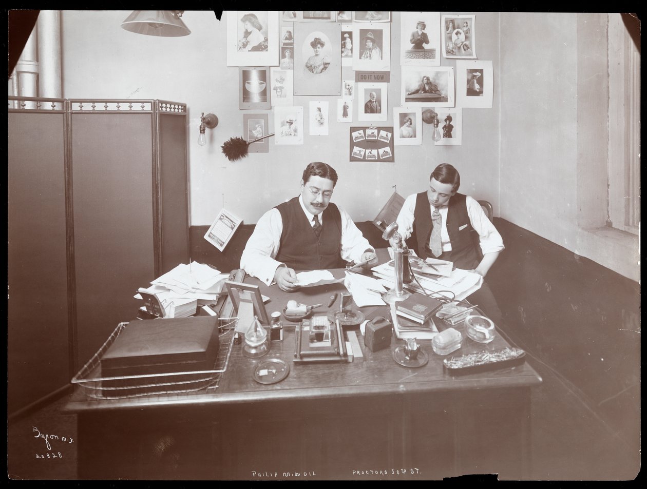 Retrato de Philip Mindil, assessor de imprensa da Proctor&39;s na 58th St, Nova York, 1905 (impressão em gelatina de prata) de Byron Company
