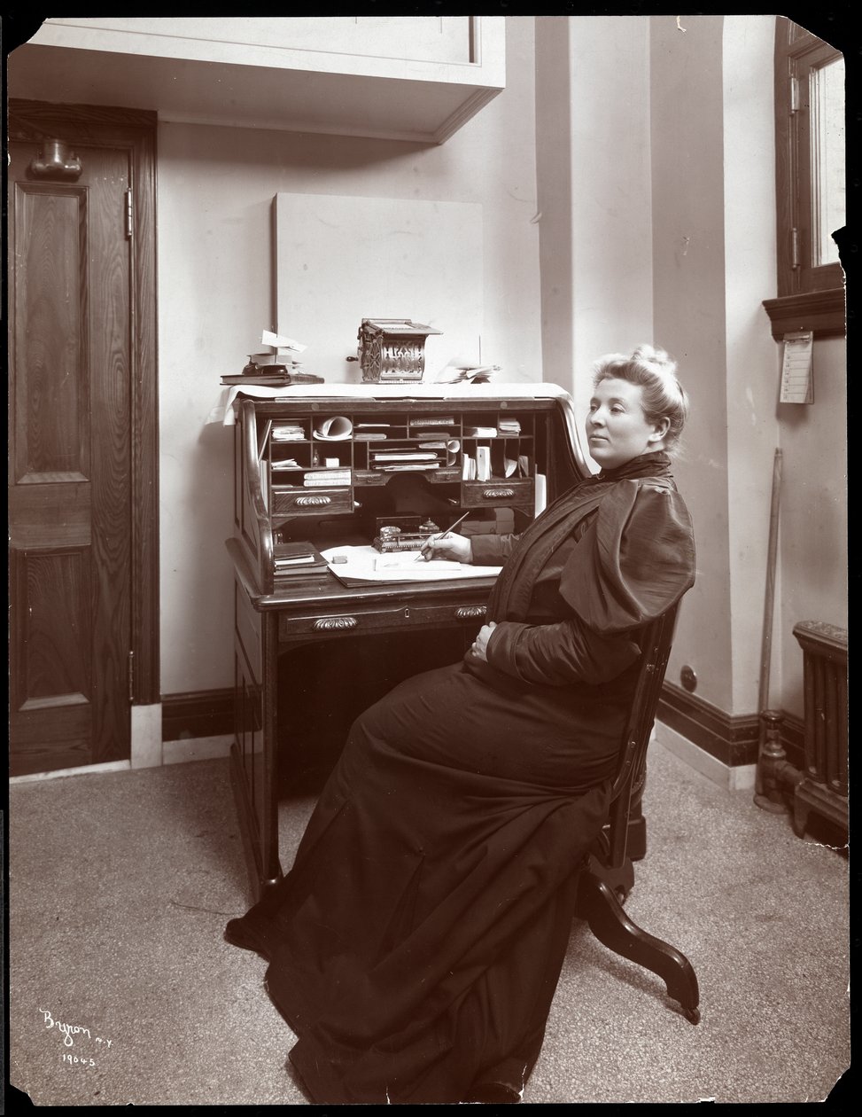 Retrato de uma mulher não identificada em uma mesa em um escritório em Nova York, 1904 (impressão de gelatina de prata) de Byron Company