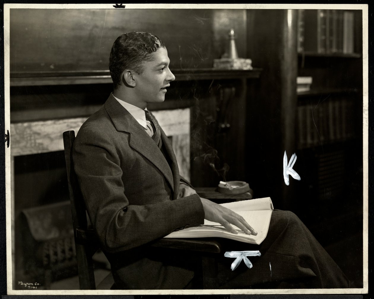 Retrato, de, cego, homem americano africano, leitura, braille, em, a, associação nova iorque, para, a, cego, 111, leste, 59th, rua, nova iorque, 1935, (silver, gelatin, print) de Byron Company
