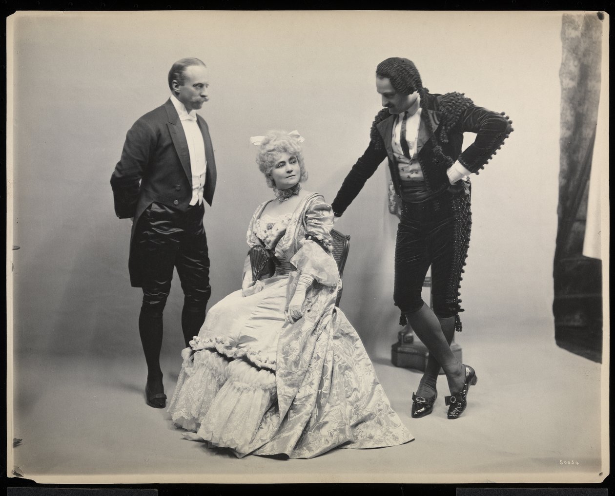 Retrato do cantor de ópera Antonio Scotti com um homem não identificado e mulher no James Hazen Hyde Ball, Nova Iorque, 31 de janeiro de 1905 (impressão de gelatina de prata) de Byron Company