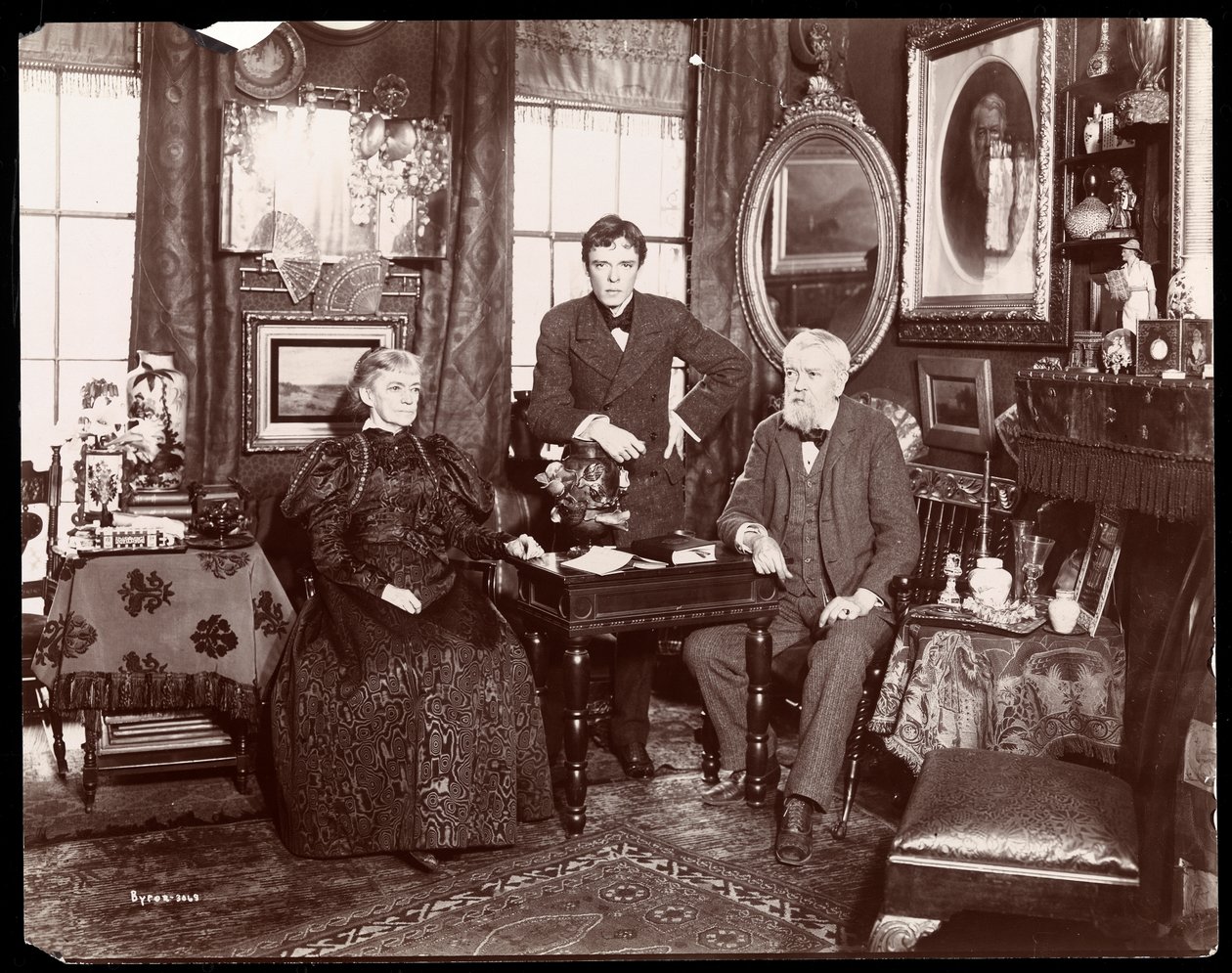 Retrato do autor Lorimer Stoddard com sua esposa e filho, Nova York, 1896-8 (impressão de gelatina de prata) de Byron Company