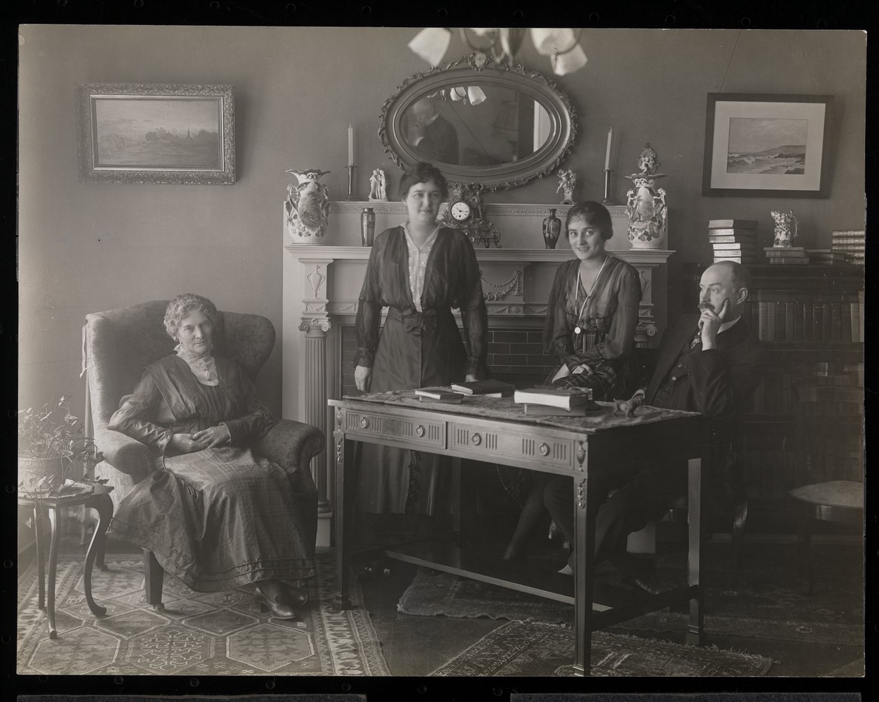 Retrato do dentista Dr. Gibson e três mulheres em sua residência, c.1905 (impressão de gelatina de prata) de Byron Company