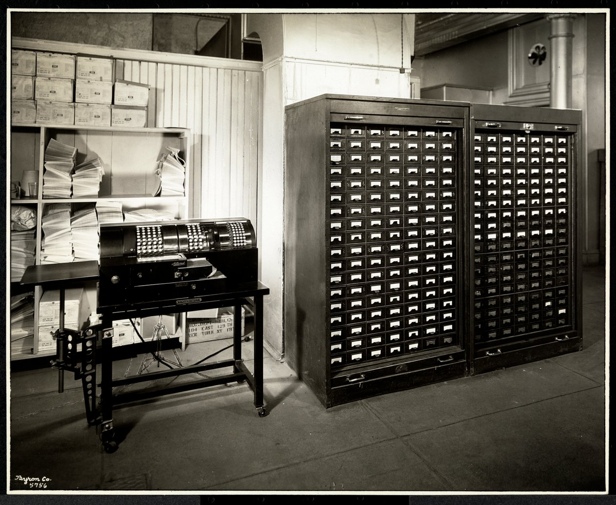 Possivelmente uma máquina de somar e um arquivo com pequenas gavetas no escritório da lavanderia Carolyn na 111 East 128th Street, East Harlem, Nova York, 1929 (impressão em gelatina de prata) de Byron Company