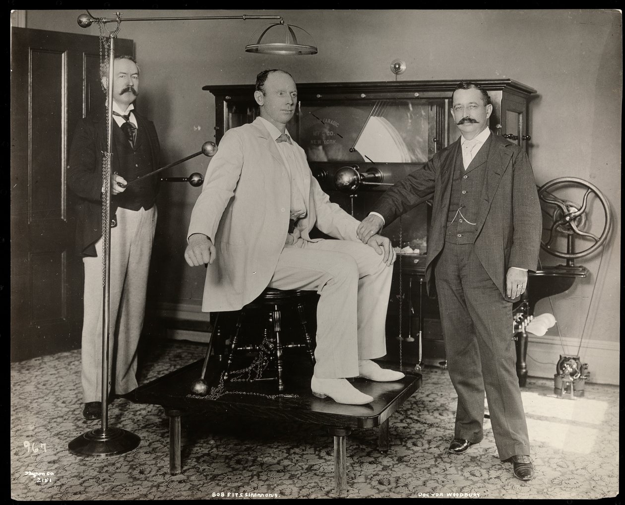 Prizefighter Robert Prometheus Fitzsimmons no consultório do Dr. Woodbury em Nova York, 1895 (impressão em gelatina de prata) de Byron Company
