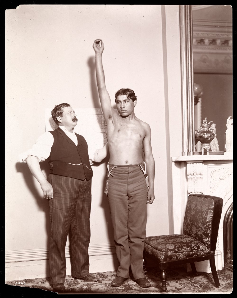 Professor Atkinson, um setter de ossos inglês, com um paciente do sexo masculino, 1898 (impressão em gelatina de prata) de Byron Company