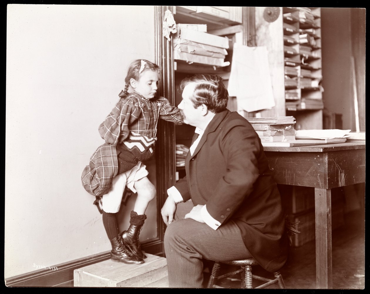 Professor Atkinson, um criador de ossos inglês, com uma paciente jovem do sexo feminino, 1898 (impressão em gelatina de prata) de Byron Company