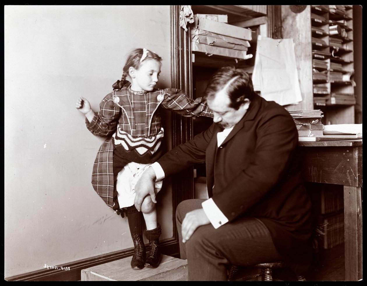 Professor Atkinson, um criador de ossos inglês, com uma paciente jovem do sexo feminino, 1898 (impressão em gelatina de prata) de Byron Company