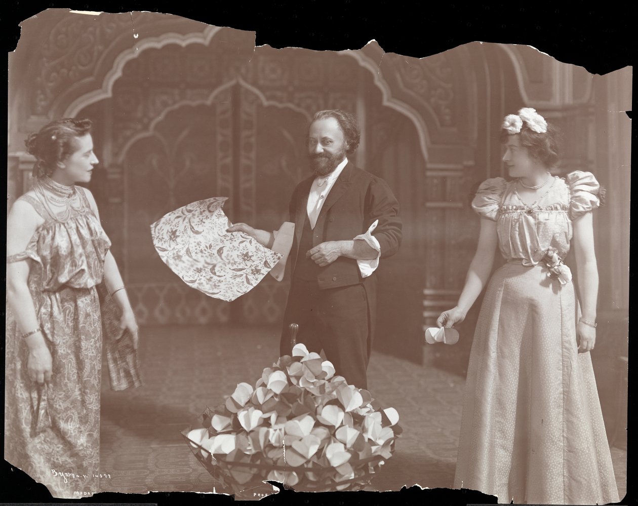 Professor De Kolta no palco com duas mulheres, 1902 (impressão de gelatina de prata) de Byron Company