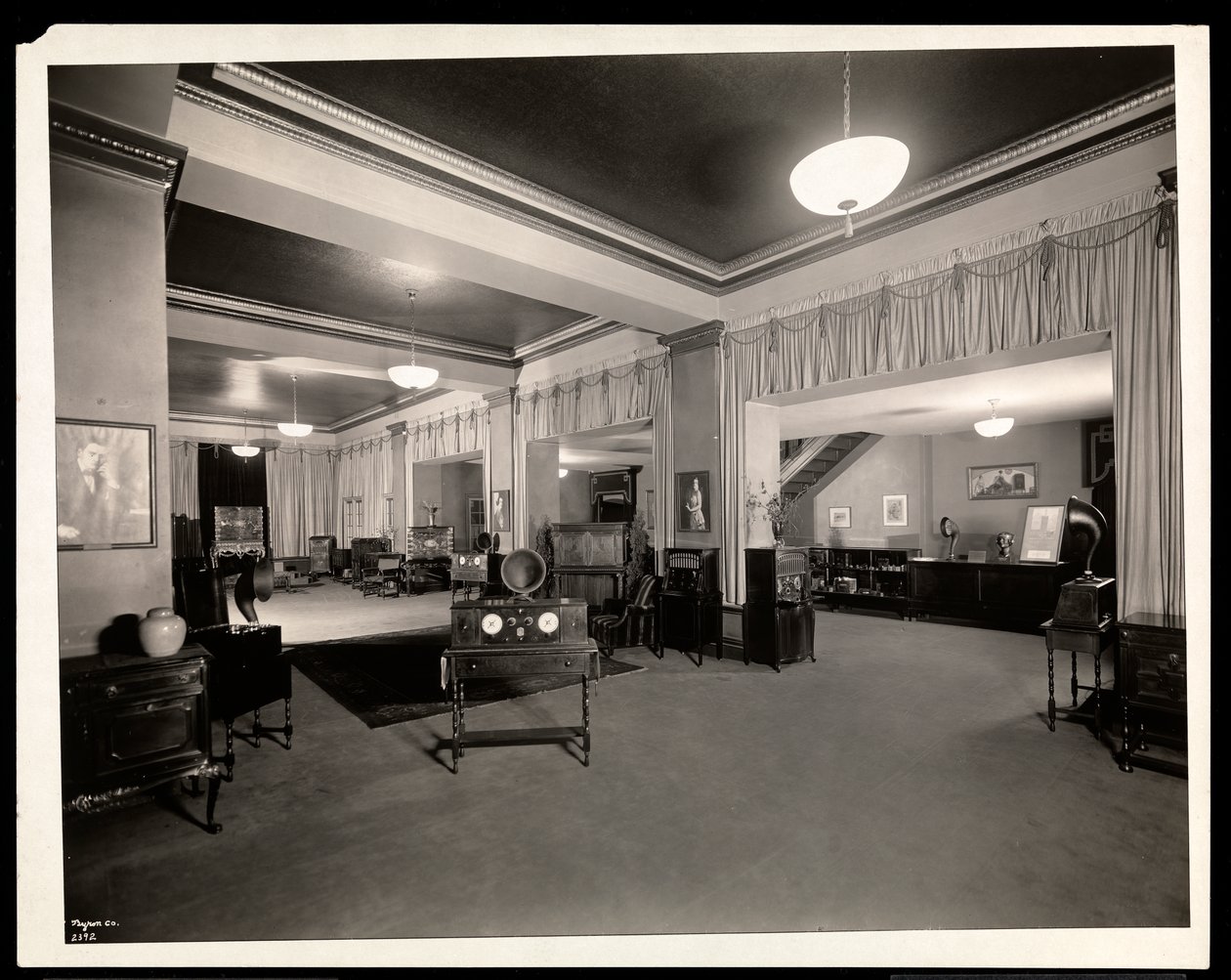 Radiolas organizados no piso de um salão de vendas da Vocalion na Aeolian Company, 29 West 42nd Street, Nova York, 1924 (impressão em gelatina de prata) de Byron Company