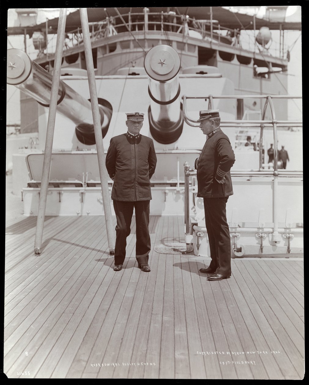 O contra-almirante Robley Dunglison Evans e o capitão John Elliott Pillsbury no convés do USS Marine, 1906 (impressão de gelatina de prata) de Byron Company