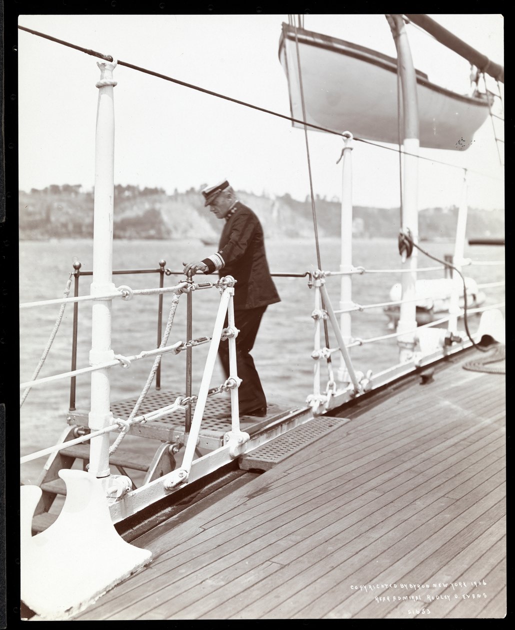 Contra-almirante Robley Dunglison Evans no convés do USS Maine, 1906 (impressão de gelatina de prata) de Byron Company