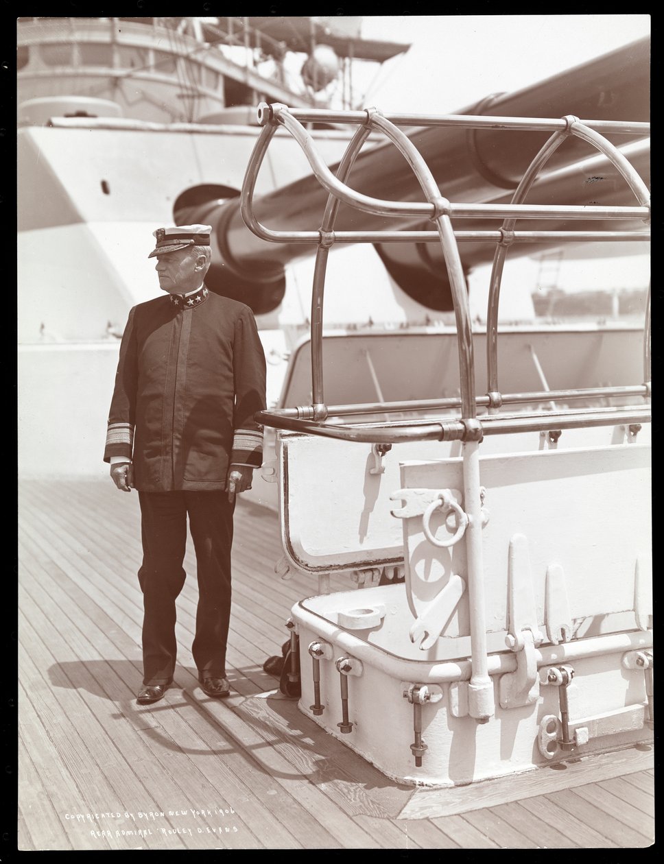 Contra-almirante Robley Dunglison Evans no convés do USS Maine, 1906 (impressão de gelatina de prata) de Byron Company