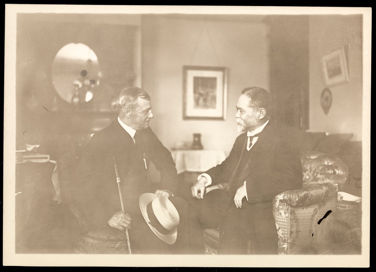Contra-almirante Robley Dunglison Evans sentado com outro homem, 1906 (impressão em gelatina de prata) de Byron Company